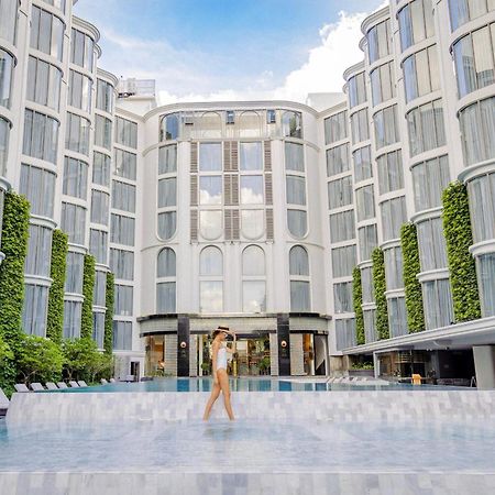 The Salil Hotel Riverside Bangkok Kültér fotó The hotel's courtyard