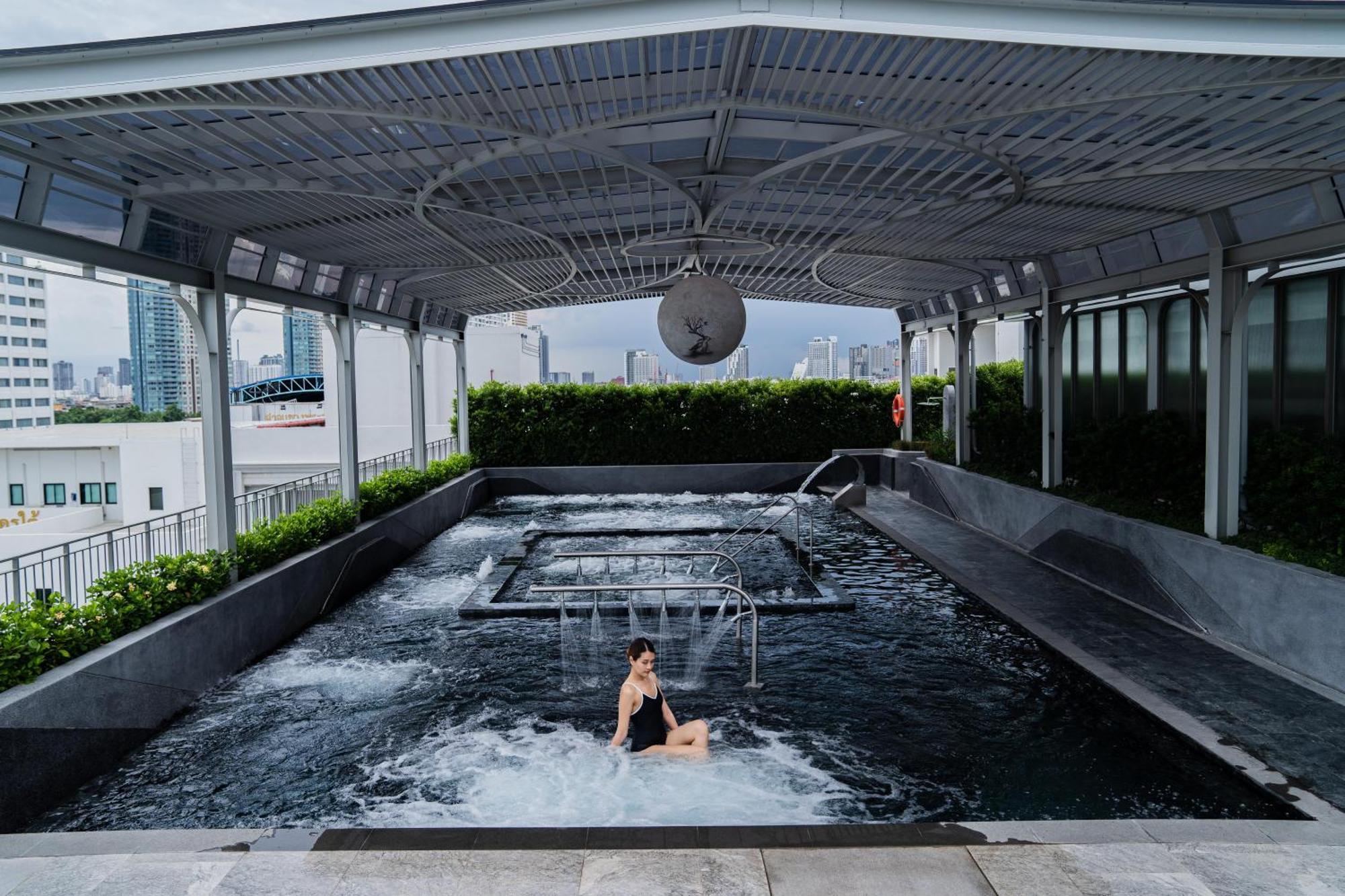 The Salil Hotel Riverside Bangkok Kültér fotó The rooftop pool at The Standard, Bangkok Sukhumvit