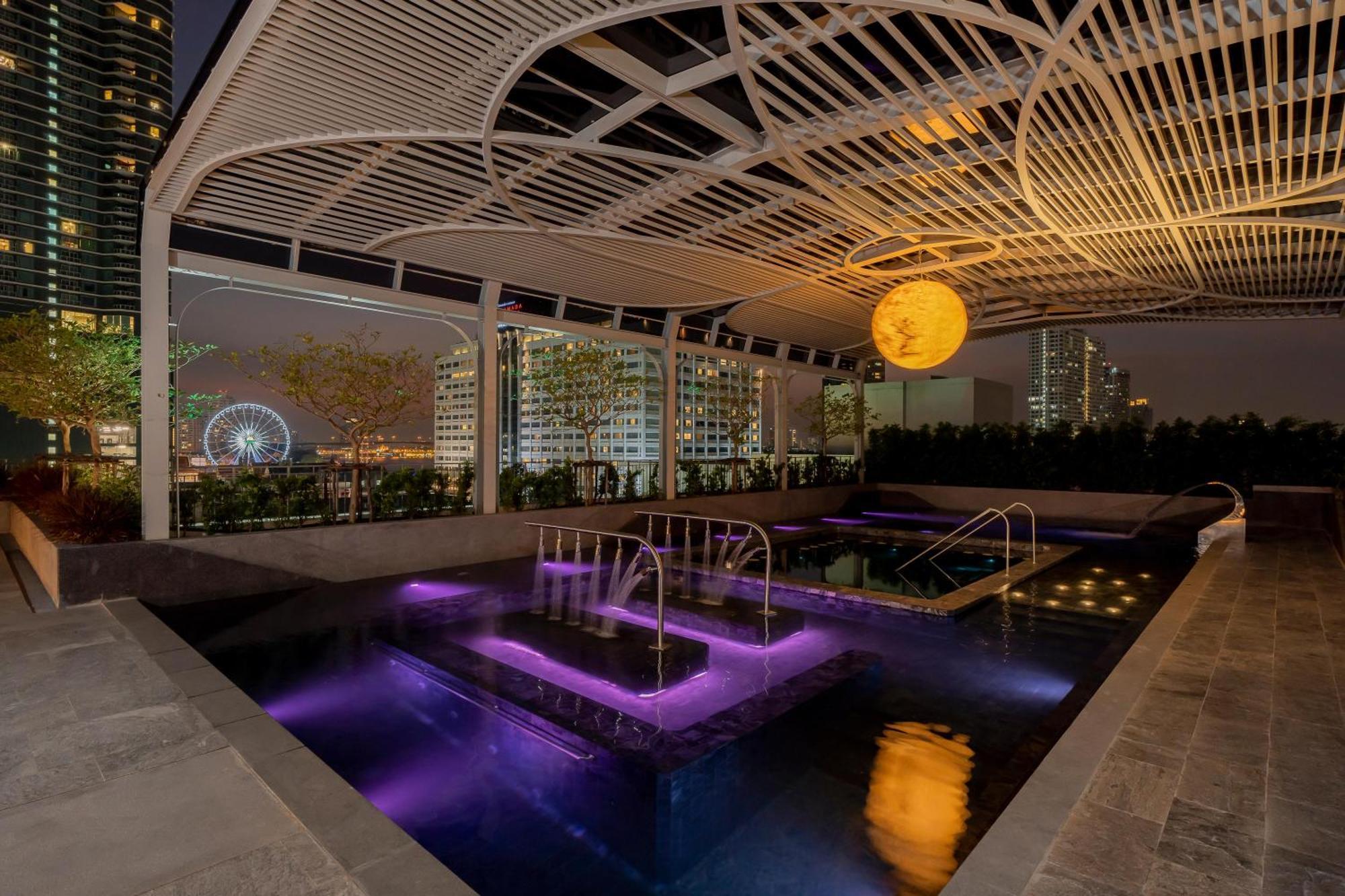 The Salil Hotel Riverside Bangkok Kültér fotó The rooftop pool at the hotel
