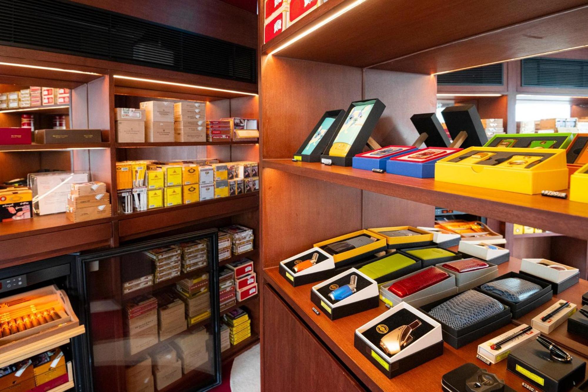 The Salil Hotel Riverside Bangkok Kültér fotó Mobile phones on display in a shop