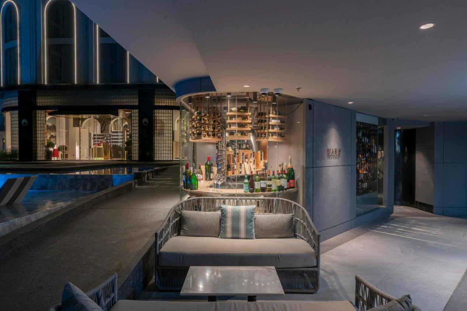 The Salil Hotel Riverside Bangkok Kültér fotó The bar at the 101 bar
