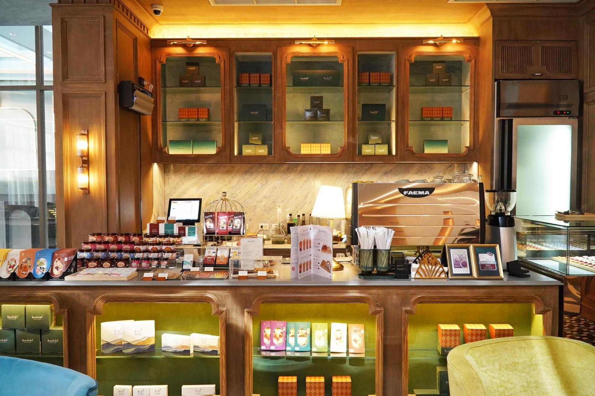 The Salil Hotel Riverside Bangkok Kültér fotó A tea bar in Hong Kong
