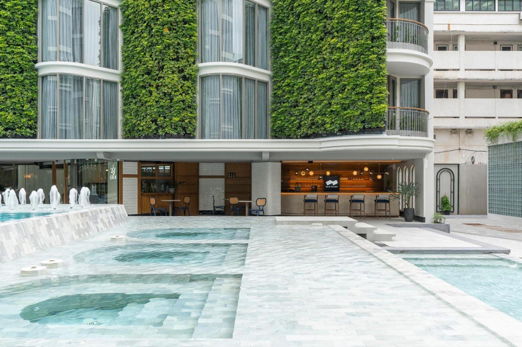 The Salil Hotel Riverside Bangkok Kültér fotó The hotel's pool