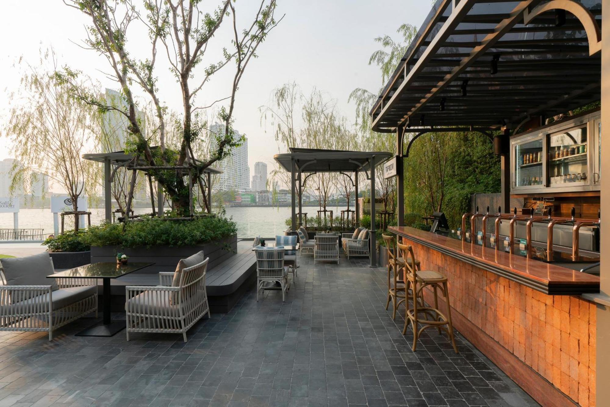 The Salil Hotel Riverside Bangkok Kültér fotó The bar at the rooftop of the hotel