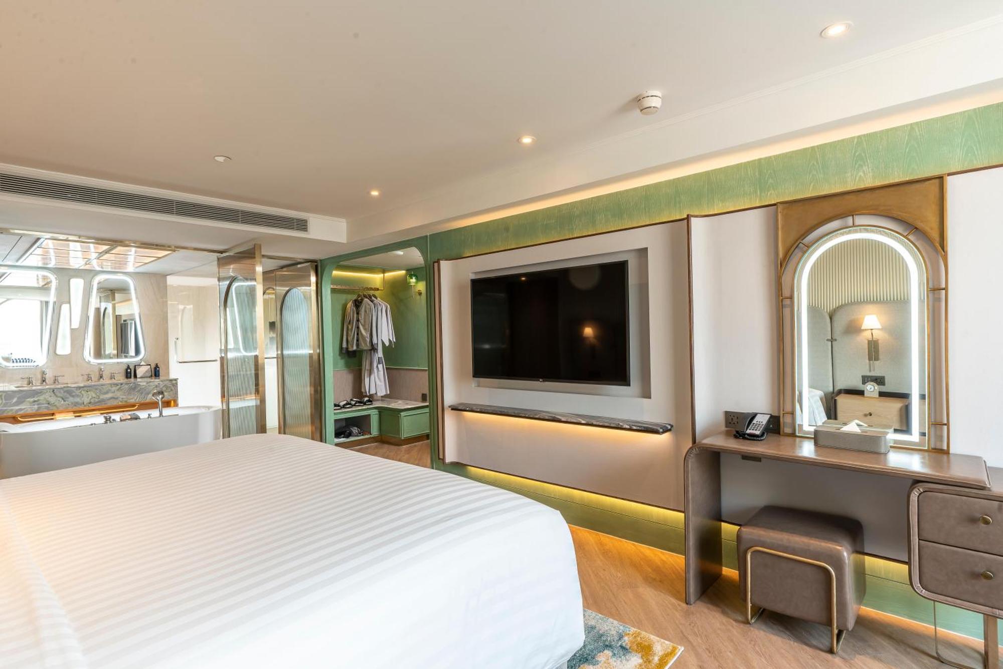 The Salil Hotel Riverside Bangkok Kültér fotó Deluxe Suite