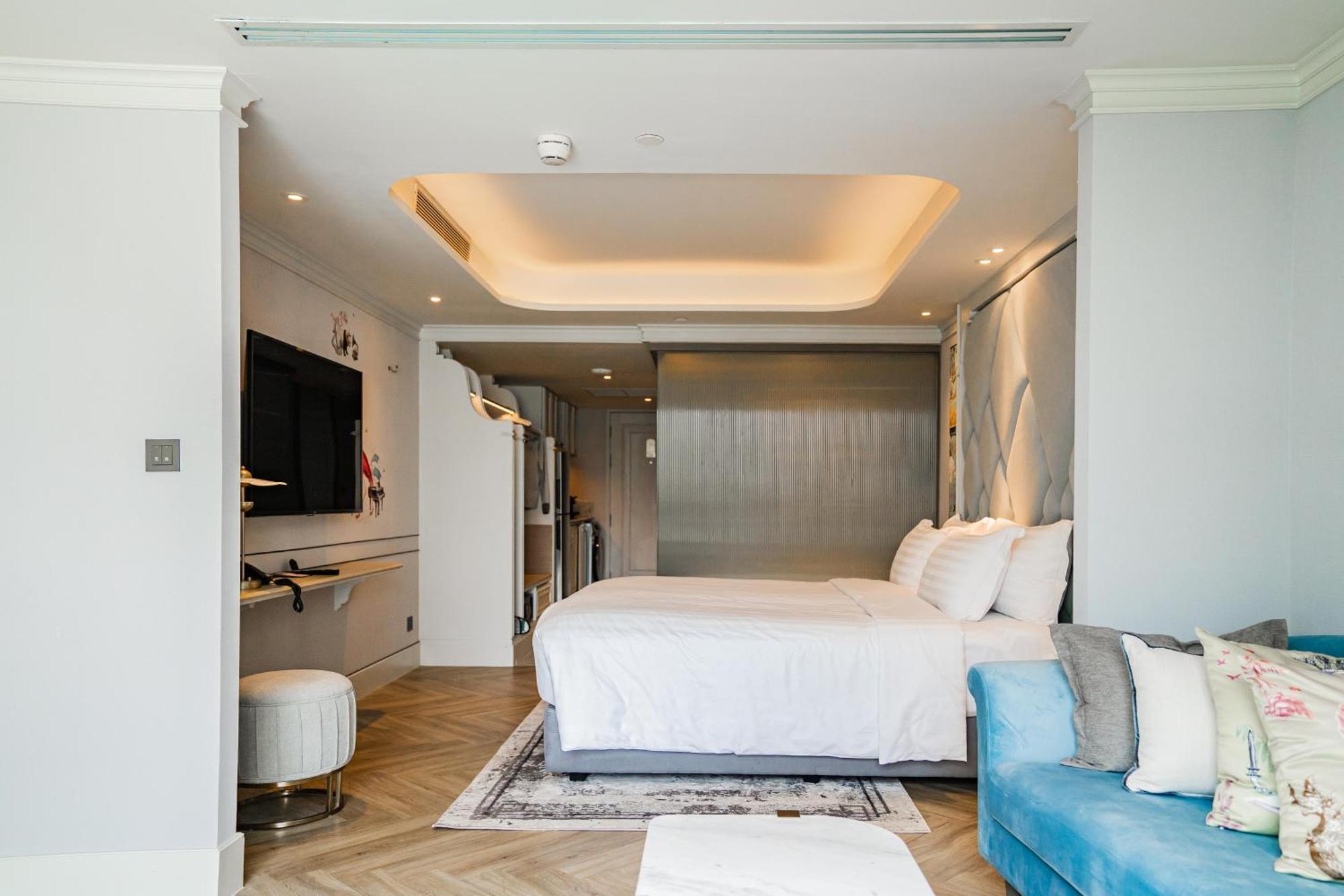 The Salil Hotel Riverside Bangkok Kültér fotó A bedroom at the hotel